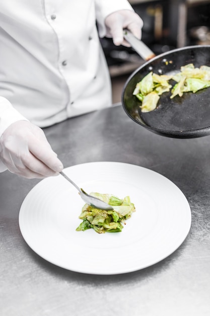 Bucătar pregătind farfurie